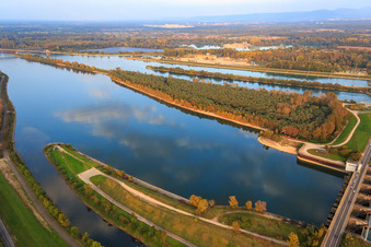 Rheinschleuse Iffezheim mit Brücke nach Frankreich in Beinheim im Bundesland Bas-Rhin