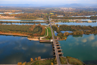 Rheinschleuse Iffezheim mit Brücke nach Frankreich im Bundesland Baden-Württemberg, Deutschland