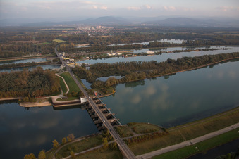 Schleusenanlagen des Wasser und Schifffahrtsamt Freiburg und der EnBW Energie Baden-Württemberg AG, Rheinkraftwerk Iffezheim am Ufer der Wasserstraße Rhein in Iffezheim, Deutschland von oben gesehen