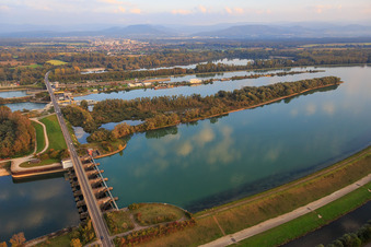 Luftbild von Rheinschleuse Iffezheim mit Brücke nach Frankreich im Bundesland Baden-Württemberg, Deutschland