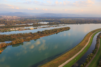 Rheindamm mit Radweg und Verlauf der Moder an der Rheinschleuse Iffezheim in Neuhaeusel im Bundesland Bas-Rhin, Frankreich