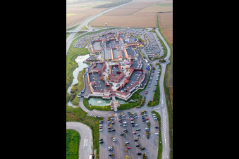 Luftaufnahme von Gebäude des Einkaufszentrum Roppenheim The Style Outlets in Roppenheim in Grand Est im Bundesland Bas-Rhin, Frankreich