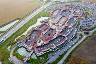 Gebäude des Einkaufszentrum Roppenheim The Style Outlets in Roppenheim in Grand Est im Bundesland Bas-Rhin, Frankreich aus der Luft