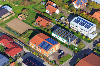 Gewerbegebiet Im Gereut mit   Dach-Flor Begrünungs-GmbH und Estrichleger u. Gebäudetrocknung Heuser & Söhne in Hatzenbühl im Bundesland Rheinland-Pfalz, Deutschland