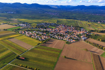 Ortsansicht zwischen herbstlichen Weinbergen aus Südosten im Ortsteil Mörzheim in Landau in der Pfalz im Bundesland Rheinland-Pfalz, Deutschland