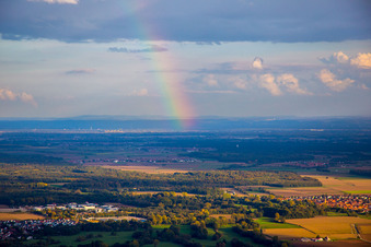 Dunst- und Niederschlags- Wetterlage mit Regenbogen- Entstehung in Rohrbac in Rohrbach im Bundesland Rheinland-Pfalz, Deutschland
