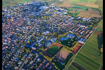 Gymnasium im Alfred-Grosser-Schulzentrum, Sportplätze der SpVgg 1920 Bad Bergzabern e.V. und Rebmeerbad Bad Bergzabern im Bundesland Rheinland-Pfalz, Deutschland