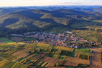 Dorfansicht zwischen herbstlichen Weinbergen von Süden in Oberotterbach im Bundesland Rheinland-Pfalz, Deutschland