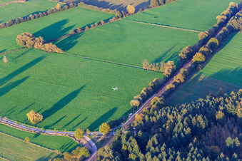 Sportflugzeug im Anflug auf den Flugplatz Schweighofen im Bundesland Rheinland-Pfalz, Deutschland