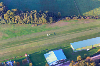 Landung auf der Startbahn des Flugplatz Schweighofen im Bundesland Rheinland-Pfalz, Deutschland