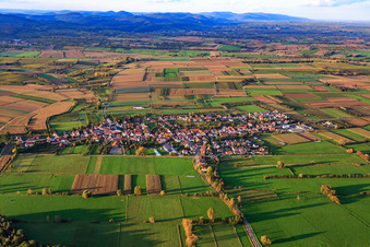 Dorfübersicht zwischen herbstlichen Feldern und Wiesen von Süden in Schweighofen im Bundesland Rheinland-Pfalz, Deutschland