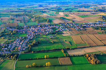 Bahnhofstraße von Süden in Kapsweyer im Bundesland Rheinland-Pfalz, Deutschland