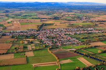 Bahnhofstraße von Süden in Steinfeld im Bundesland Rheinland-Pfalz, Deutschland
