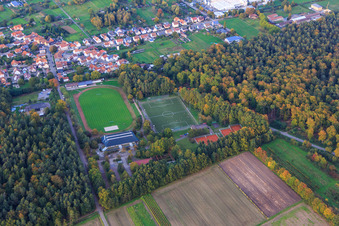 Luftbild von Stadion des TuS 1908 Schaidt am Rand des Bienwalds von Süden in Wörth am Rhein im Bundesland Rheinland-Pfalz, Deutschland