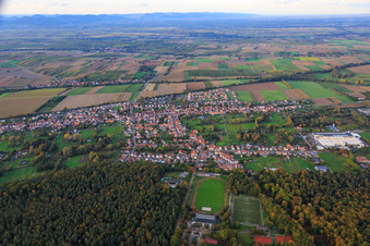 Dorfübersicht zwischen herbstlichen Feldern und Wiesen am Rand des Bienwalds von Süden im Ortsteil Schaidt in Wörth am Rhein im Bundesland Rheinland-Pfalz, Deutschland