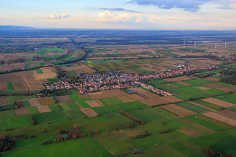 Dorfübersicht zwischen herbstlichen Feldern und Wiesen am Viehstrich von Süden in Freckenfeld im Bundesland Rheinland-Pfalz, Deutschland
