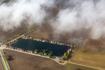 Burgsee unter Wolken im Ortsteil Hofheim in Lampertheim im Bundesland Hessen, Deutschland