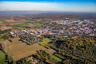 Grünstadt von Nordwesten im Bundesland Rheinland-Pfalz, Deutschland