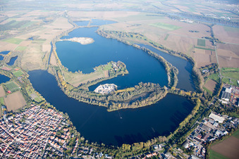 Dorfkern an den See- Uferbereichen Silbersee in Bobenheim-Roxheim im Bundesland Rheinland-Pfalz, Deutschland