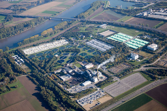 Klärwerks- Becken und Reinigungsstufen zur Abwasserbehandlung der BASF Kläranlage in Frankenthal (Pfalz) im Ortsteil Mörsch im Bundesland Rheinland-Pfalz, Deutschland