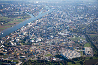 Luftaufnahme von BASF von Norden in Ludwigshafen am Rhein im Bundesland Rheinland-Pfalz, Deutschland