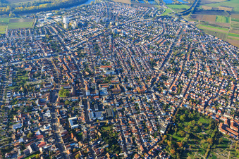 Römerstraße von Osten in Lampertheim im Bundesland Hessen, Deutschland