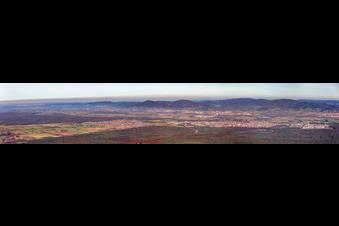 Odenwald-Panorama von Darmstadt bis Heppenheim, vorne Einhausen und Lorsch im Bundesland Hessen, Deutschland