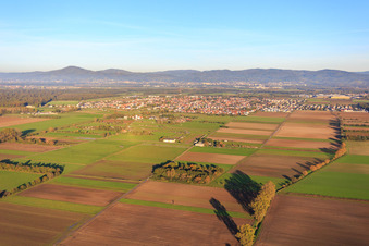 Stadtansicht von Westen im Ortsteil Kleinhausen in Einhausen im Bundesland Hessen, Deutschland