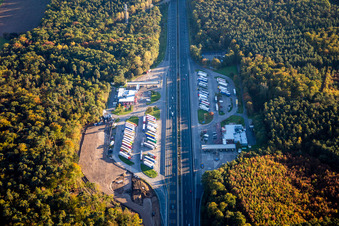 Streckenführung und Fahrspuren im Verlauf der Autobahn- Raststätte und Parkplatz der BAB A Serways Raststätte Lorsch West und der  Joachim Schnorbach Tank- Rastanlage Lorsch Ost in Lorsch im Bundesland Hessen, Deutschland