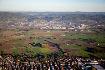 Ortsansicht der Straßen und Häuser der Wohngebiete in Heppenheim (Bergstraße) von Lorsch aus im Bundesland Hessen, Deutschland