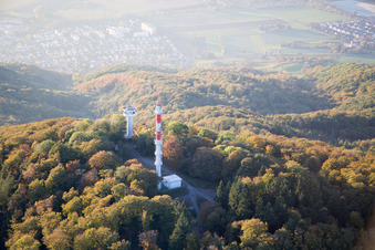 Gipfel des Melibokus mit Antenne in der Felsen- und Berglandschaft in Alsbach-Hähnlein im Bundesland Hessen, Deutschland