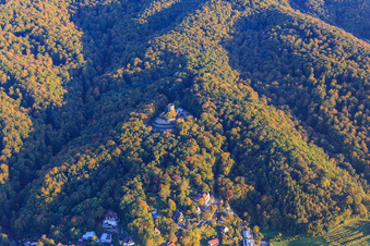 Schloss Alsbach über der Stadt am Rand des Odenwald von Westen in Alsbach-Hähnlein im Bundesland Hessen, Deutschland