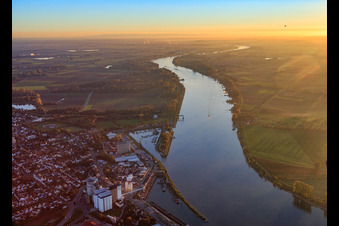 Gernsheimer Rheinhafen von Norden im Bundesland Hessen, Deutschland