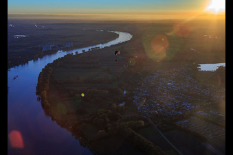 Verlauf des Rhein nach Süden bis zum KKW Biblis bei Sonnenuntergang in Hamm am Rhein im Bundesland Rheinland-Pfalz, Deutschland