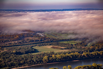 Tiefe Wolken über dem Flugplatz Worms im Bundesland Rheinland-Pfalz, Deutschland