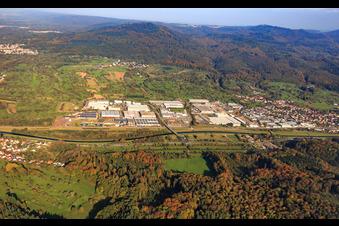Industriegebiet an der Murg mit König Metall GmbH & CO. KG und SWARCO DAMBACH GmbH im Ortsteil Bad Rotenfels in Gaggenau im Bundesland Baden-Württemberg, Deutschland