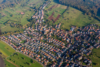 Ortsansicht der Straßen und Häuser der Wohngebiete in Schöllbronn in Ettlingen im Bundesland Baden-Württemberg, Deutschland