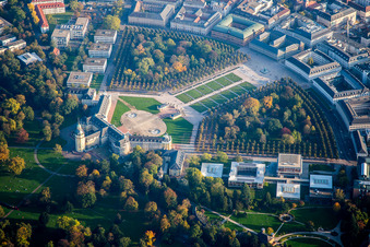 Gelände und Schlosspark am Schloss Karlsruhe. Das Karlsruher Schloss wurde 1715 als Residenz des Markgrafen Karl Wilhelm von Baden-Durlach errichtet. Heute ist in dem Gebäude das Badische Landesmuseum im Ortsteil Innenstadt-West im Bundesland Baden-Württemberg, Deutschland