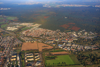 Stadtansicht am Waldrand aus Süden im Ortsteil Neureut in Karlsruhe im Bundesland Baden-Württemberg, Deutschland