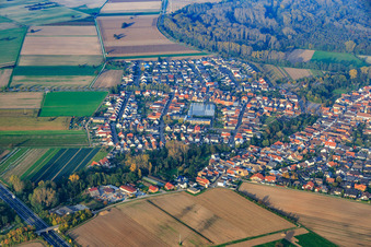 Dorfübersicht aus Süden in Kuhardt im Bundesland Rheinland-Pfalz, Deutschland
