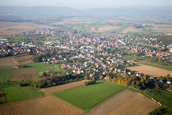 Luftbild von Soultz-sous-Forêts im Bundesland Bas-Rhin, Frankreich