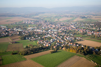 Luftaufnahme von Soultz-sous-Forêts im Bundesland Bas-Rhin, Frankreich