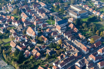 Luftbild von Ortsansicht der Straßen und Häuser der Wohngebiete in Soultz-sous-Forets in Grand Est in Soultz-sous-Forêts im Bundesland Bas-Rhin, Frankreich