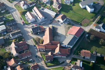 Drohnenbild von Soultz-sous-Forêts im Bundesland Bas-Rhin, Frankreich