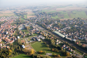 Soultz-sous-Forêts im Bundesland Bas-Rhin, Frankreich aus der Drohnenperspektive