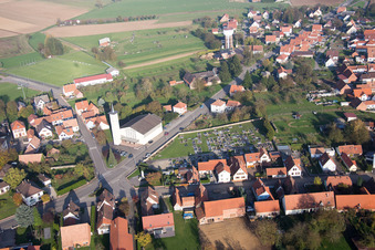 Schrägluftbild von Rittershoffen im Bundesland Bas-Rhin, Frankreich