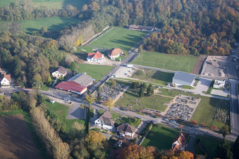 Niederrœdern im Bundesland Bas-Rhin, Frankreich aus der Drohnenperspektive