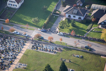 Niederrœdern im Bundesland Bas-Rhin, Frankreich aus der Vogelperspektive