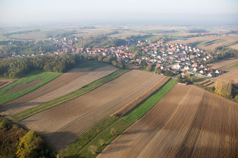 Schrägluftbild von Neewiller-près-Lauterbourg im Bundesland Bas-Rhin, Frankreich