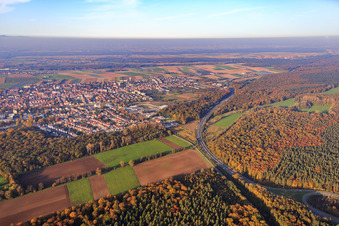 Otterbachtal und Autobahn A65 am Stadtrand in Kandel im Bundesland Rheinland-Pfalz, Deutschland